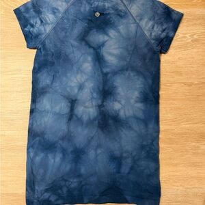 lululemon athletica Blue Tie-Dye Short Sleeve Top